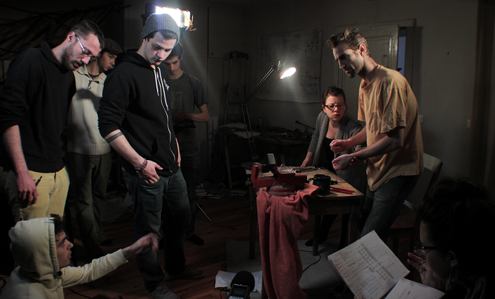 Loïc Phil, réalisateur du film (en bas à gauche), donne quelques consignes à Simon Giesbert et à l'équipe technique.