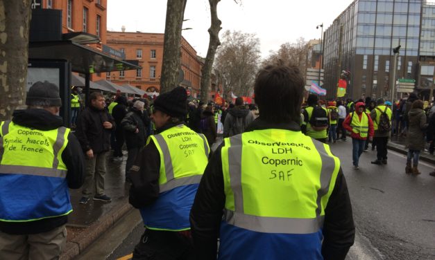 À Toulouse, les Gilets bleus et jaunes observent les pratiques policières en manifestation