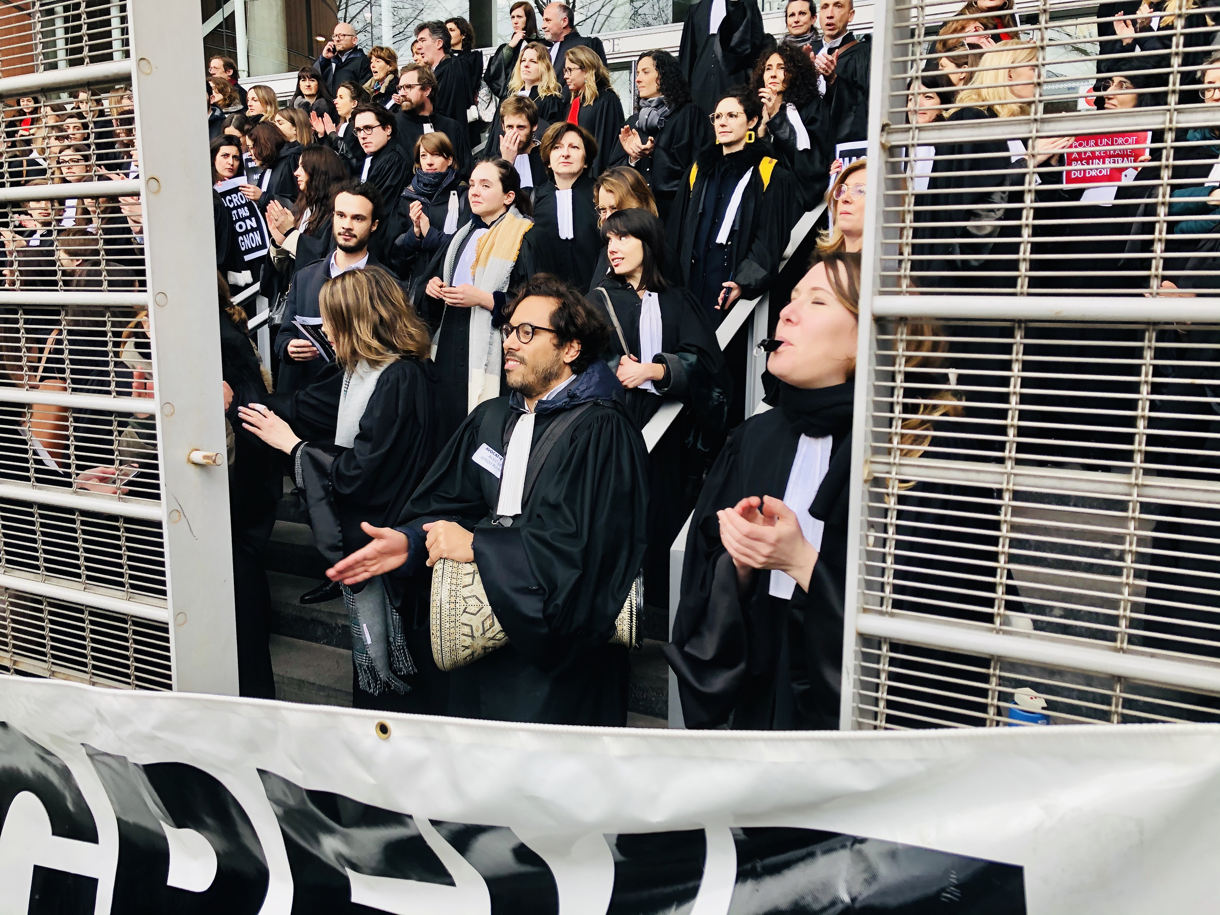Les avocats en grève contre la réforme des retraites sur les marches du Palais de Justice de Toulouse