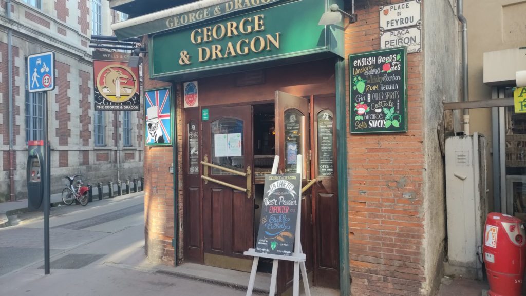 La devanture du George & Dragon vide, une image devenue habituelle