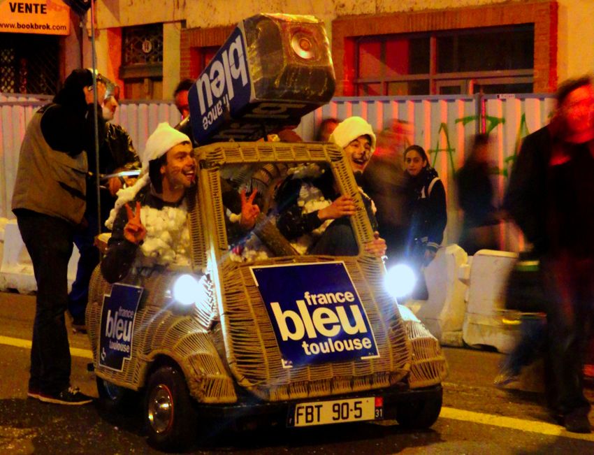 Les moutons du carnaval à l'assaut de véhicules. / Photo J.T-B.