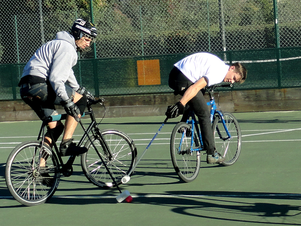 Séparés en deux équipes de trois, les joueurs de bike-polo ont dix minutes pour marquer cinq buts. / Photo JTB