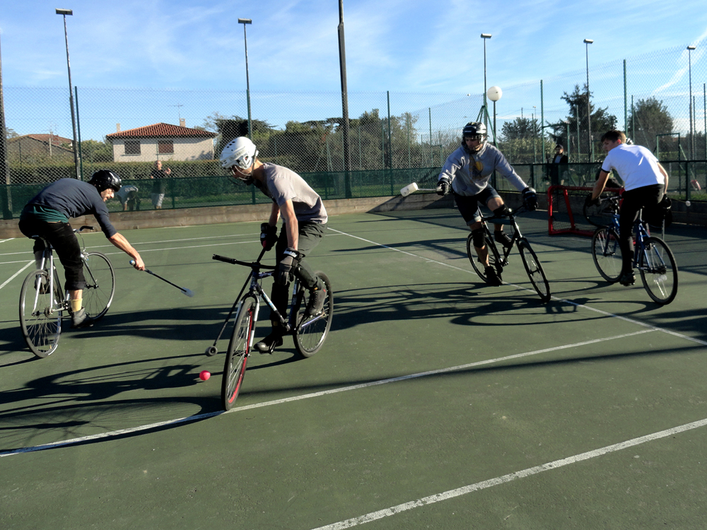 Le choix d’un court de tennis n’a rien d’anodin : il correspond à la taille moyenne d’un terrain de bike polo. / Photo JTB