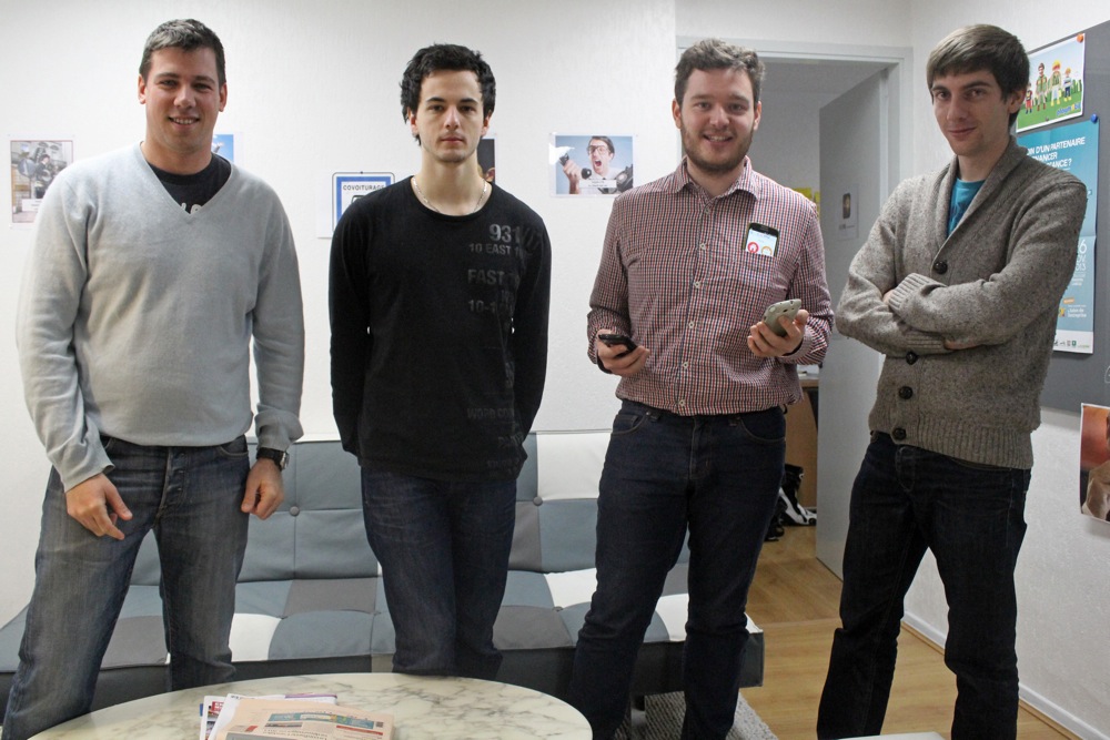 De gauche à droite: David Larcher (32 ans, directeur général de Coovia), Charly Delaroche (21 ans, développement IOS), Sébastien Bernier (23 ans, développement Androïd) et Rodolphe Asséré (22 ans, directeur technique).