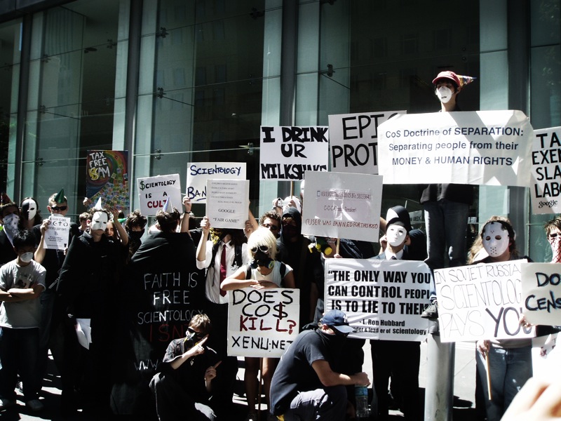 Des Anonymous en pleine manifestation à Sidney pour la liberté d'expression en mars 2008.