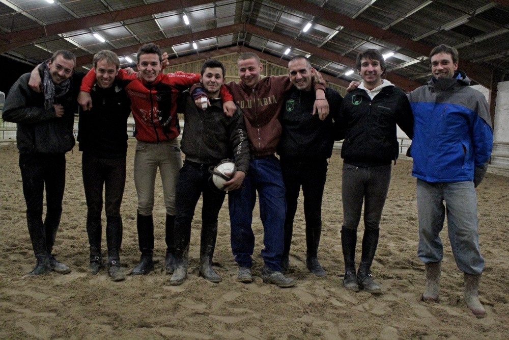 L'équipe du VI Toulousain amateur de horse-ball au grand complet avant l'entraînement. A droite, le coach du club Sébastien Falquier.