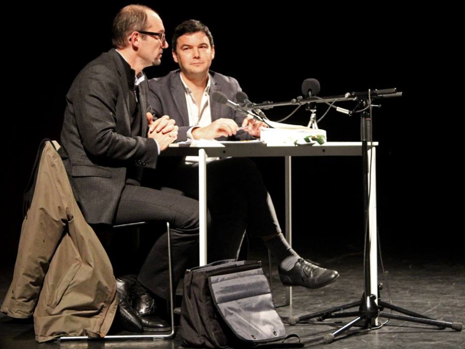 Thomas Piketty (à droite) en conférence au théâtre Garonne. / Photo Florian Bardou