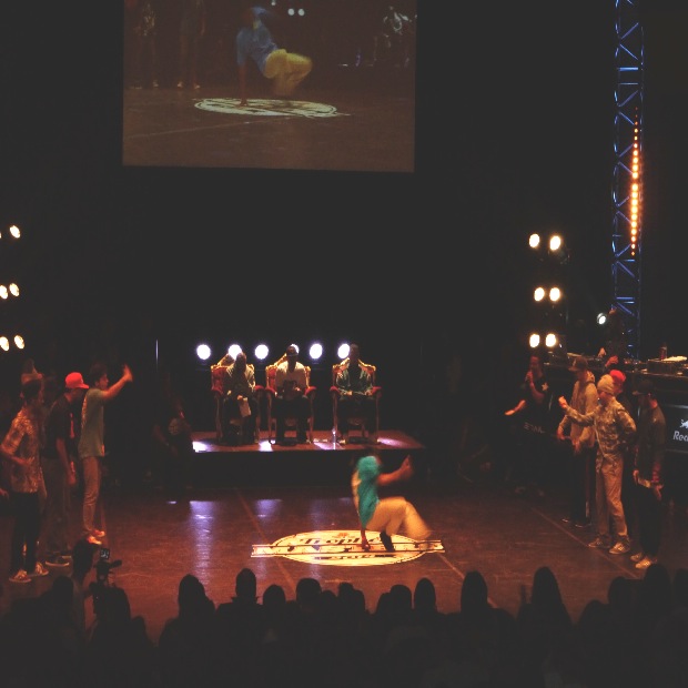 Deux crews s'affrontent, face à face, l'un des B-Boys au milieu danse, en tentant de provoquer et d'inciter l'adversaire à faire mieux