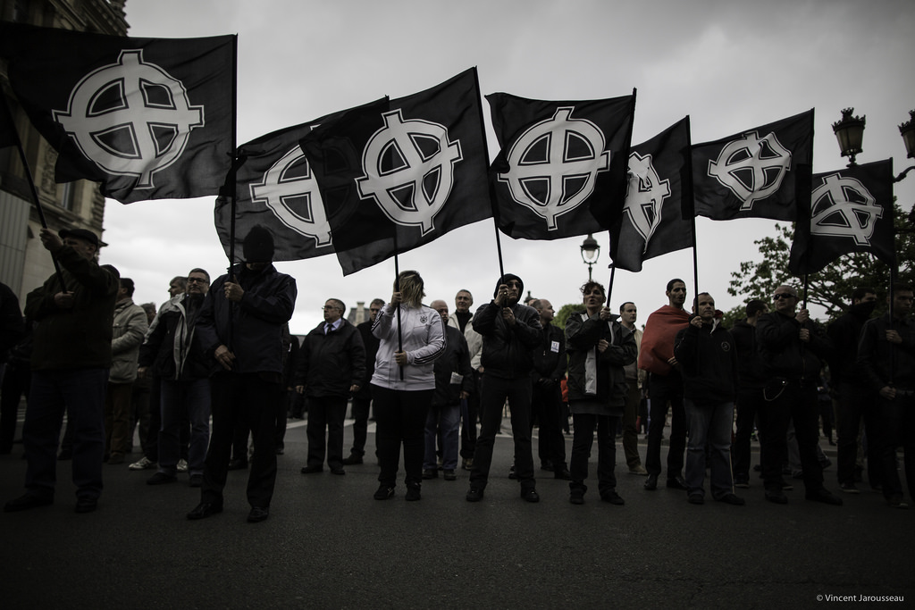 « Les groupes d’extrême-droite progressent en parallèle »