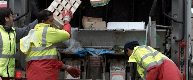 Eboueur toulousain : un travailleur de l’ombre en uniforme fluo