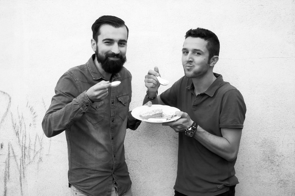 Thomas et Romain testent le plat d'un restaurateur toulousain.