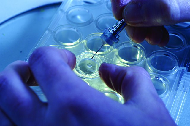 Le travail de la police scientifique ne se limite pas à l'intérieur d'un laboratoire. CC Campus France sur Flickr