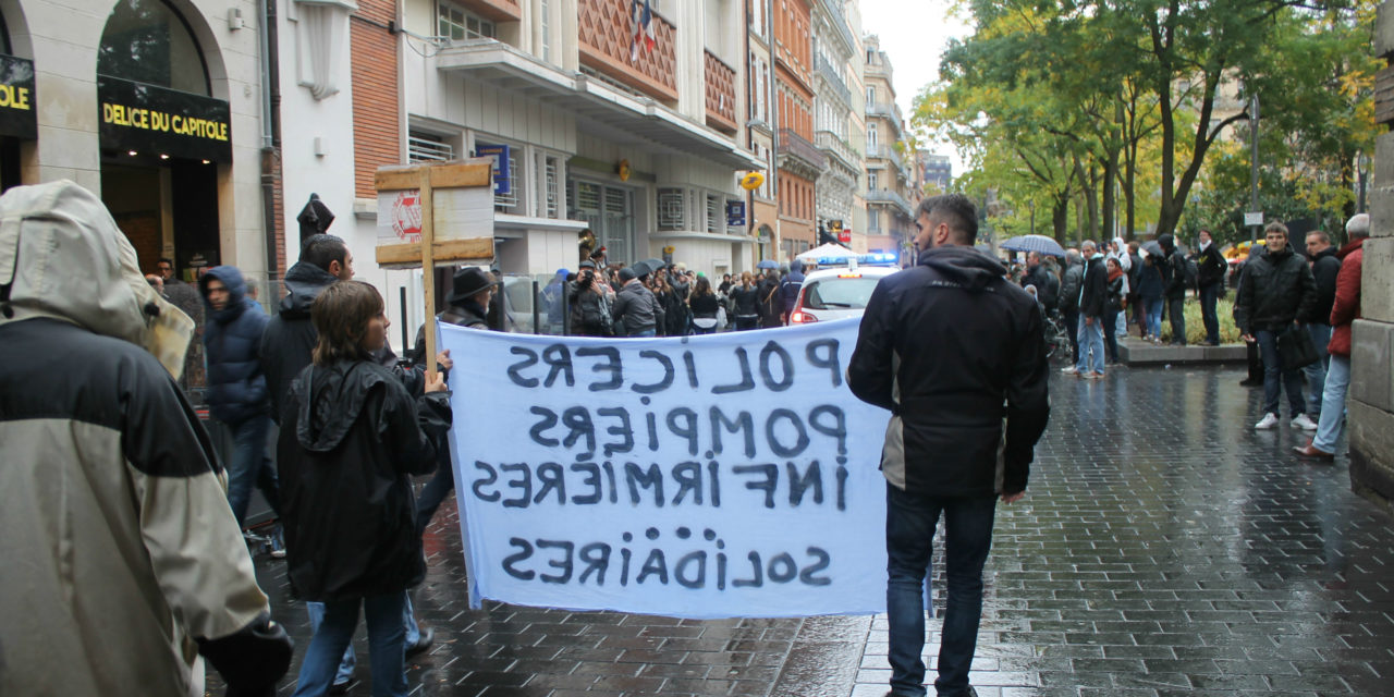 À Toulouse, les policiers marchent sur les boulevards pour demander plus de moyens
