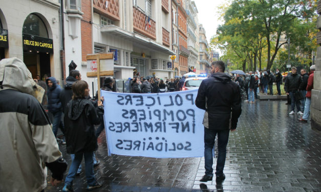 À Toulouse, les policiers marchent sur les boulevards pour demander plus de moyens