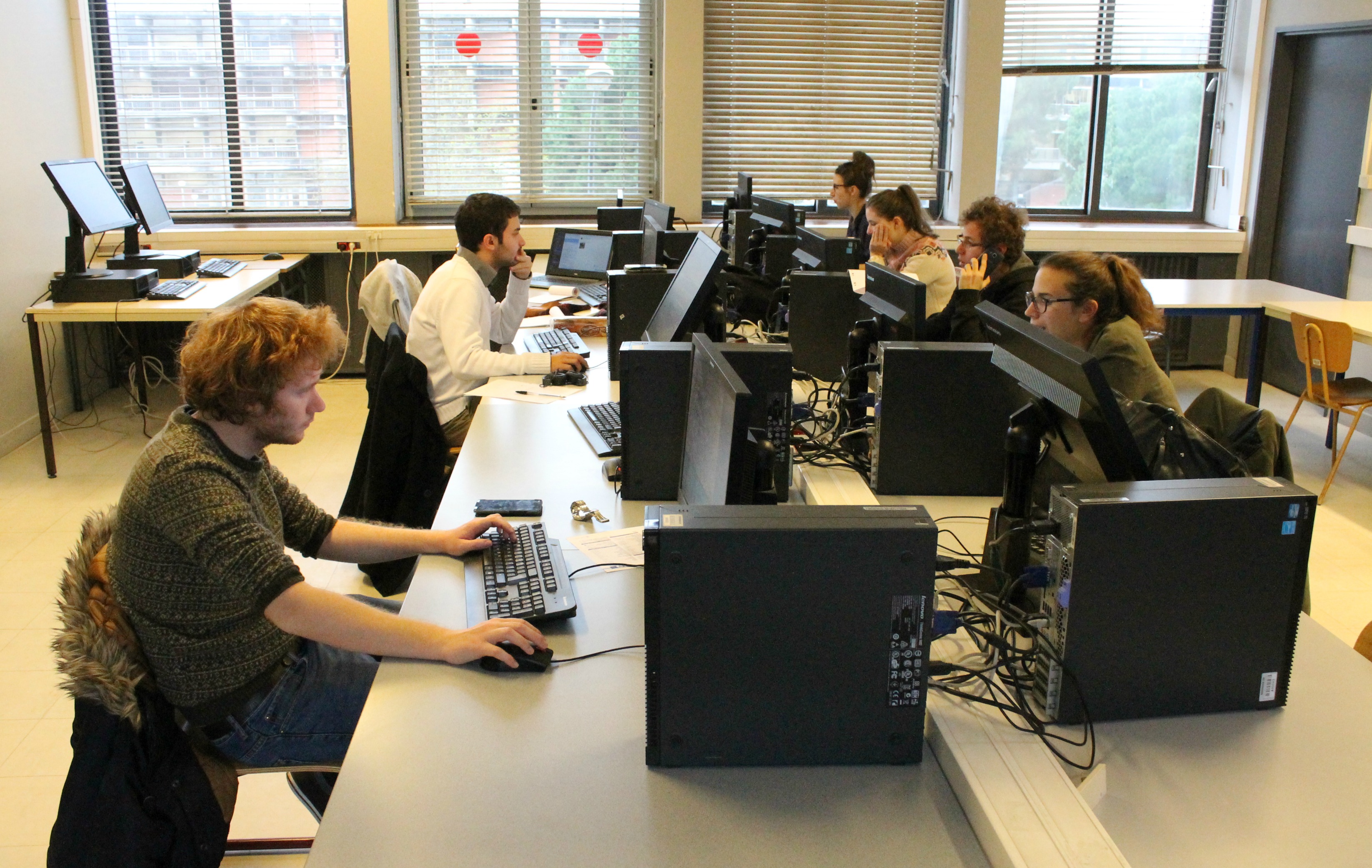 La rédaction d'Univers-Cités au travail dans les locaux de Sciences Po Toulouse. (Photo Marie Desrumaux)