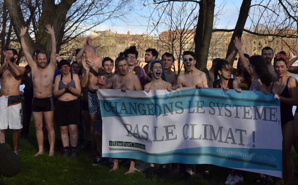 En maillots de bains sous 8°C pour le climat 