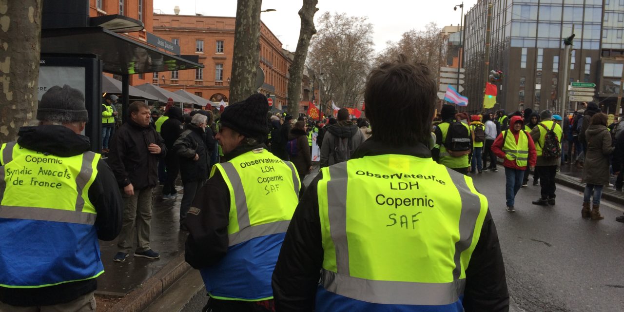 À Toulouse, les Gilets bleus et jaunes observent les pratiques policières en manifestation