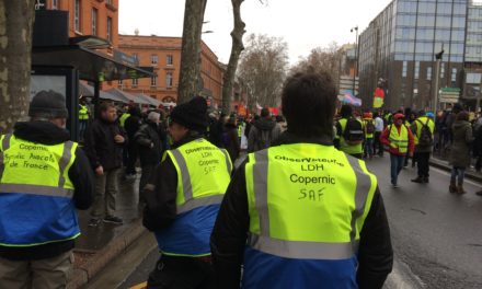 À Toulouse, les Gilets bleus et jaunes observent les pratiques policières en manifestation
