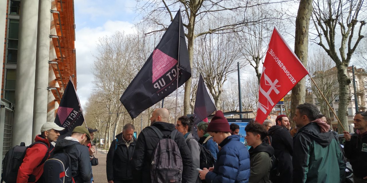 Act Up affronte la Manif pour tous au tribunal