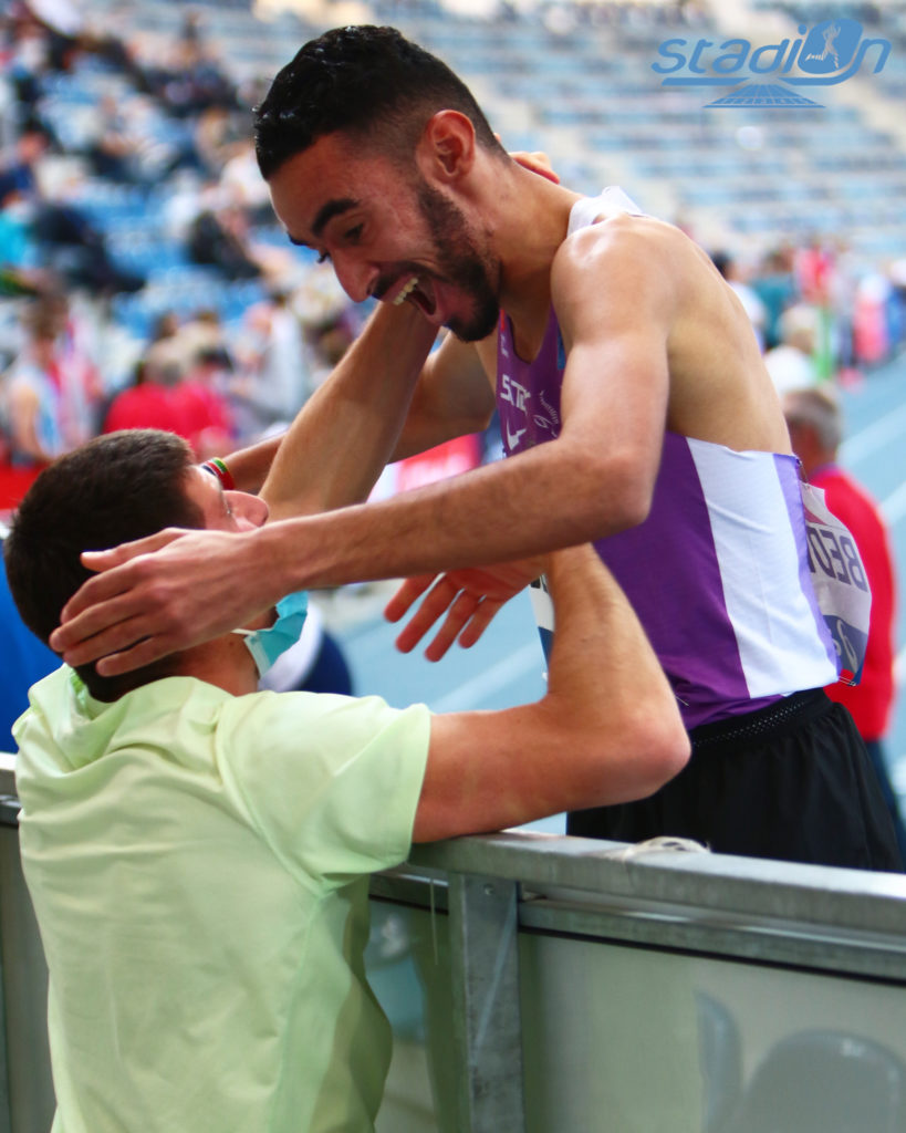 Après son titre, Djilali Bedrani cours dans les bras de Benjamin Robert. Crédit photo : SMJD AGENCY / STADION-ACTU