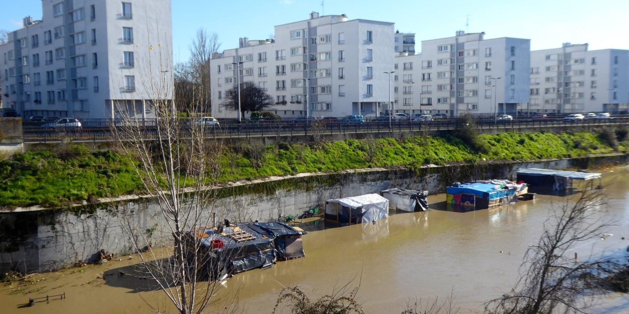 Malgré la crue, les demandeurs d’asile albanais restent à la rue