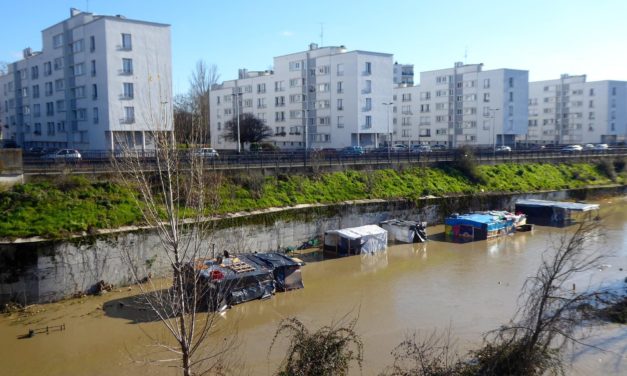 Malgré la crue, les demandeurs d’asile albanais restent à la rue