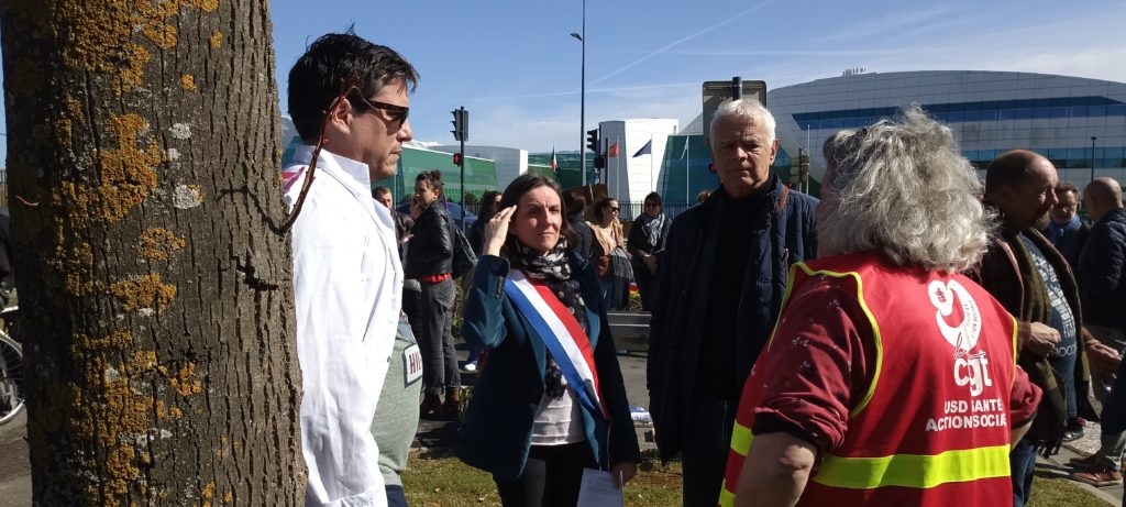 Anne Stambach-Terrenoir, députée, et Jean-Louis Llorca, vice président du conseil départemental, discutant avec des représentants syndicaux