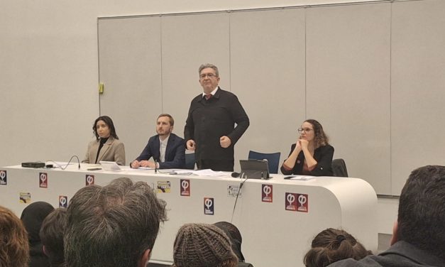 Devant les étudiants, François Piquemal prépare les municipales, Jean-Luc Mélenchon la présidentielle